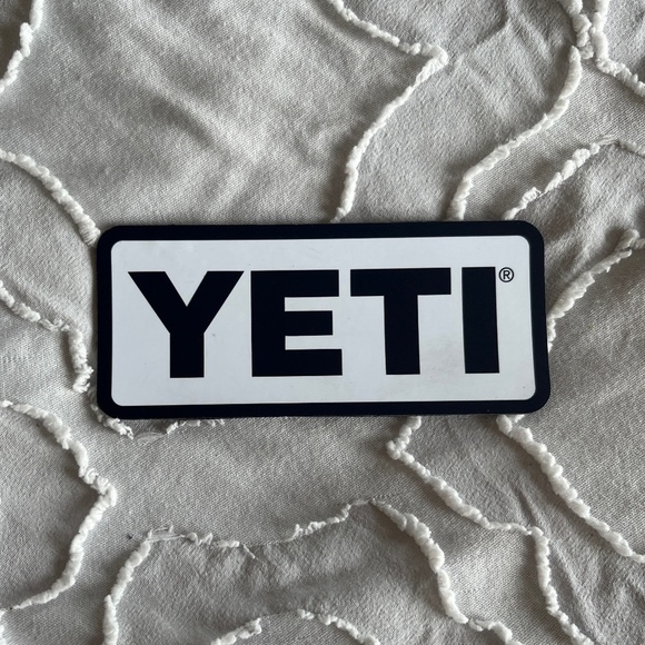 NEW Yeti Magnet - White w/ Navy - Picture 1 of 5